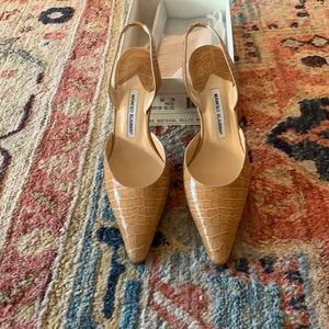 NEW Manolo Blahnik beige Carolyne alligator shoes